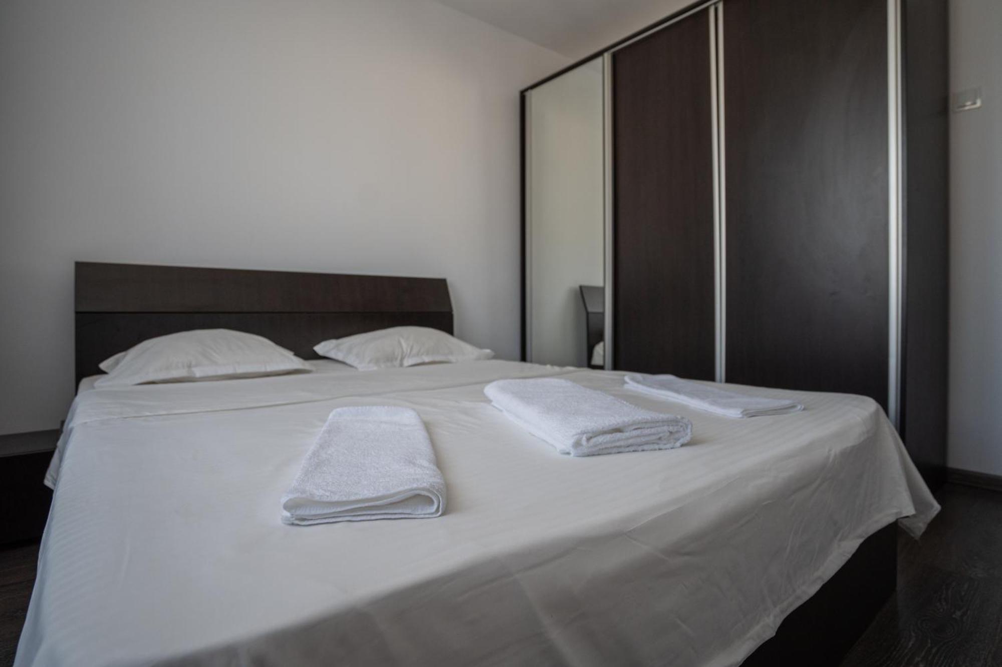 Apartament M & S Bukares Bagian luar foto
